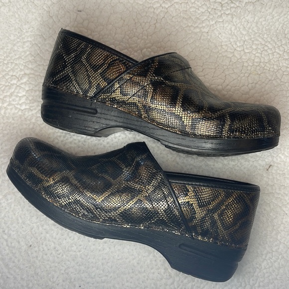 Dansko snakeskin print clogs Size 10 Clogs (41) - Picture 11 of 14